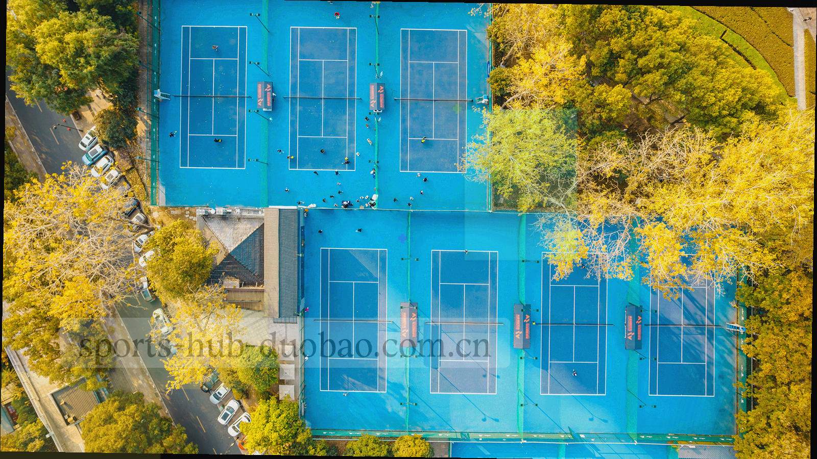 广角俯拍赛场与看台，画面上叠加半透明网格线，暗示数据图层